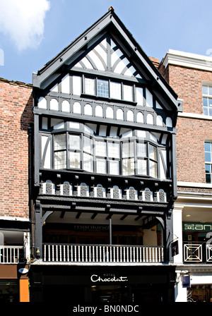 Nero in stile vittoriano e un edificio bianco in stile medievale a Chester, Cheshire, Regno Unito Foto Stock