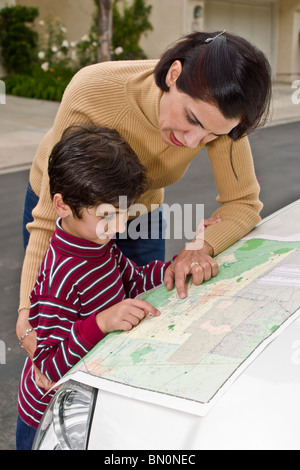 Multi diversità razziale razziale multiculturale persiano culturale 5-7 anni studi mappa son determinare il percorso di lettura per bambini persona persone Foto Stock