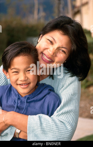 Multi inter etniche della diversità razziale razziale multiculturale interracial culturali Filippini hugs mom figlio di 9 anni. Signor©Myrleen Pearson Foto Stock