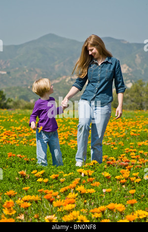 Madre figlia camminare tenendo le mani 35 anni mamma e figlia di 5 anni bambini divertirsi California Stati Uniti signor © Myrleen Pearson Foto Stock