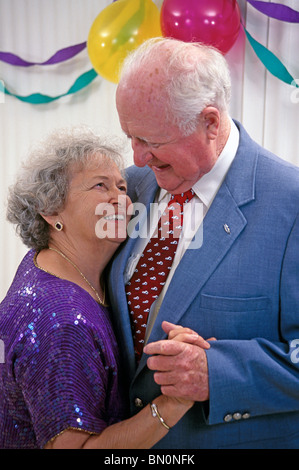 60-70 Caucasica vecchio anno Olds felice coppia Senior celebrano il loro cinquantesimo anniversario di matrimonio.in home Stati Uniti signor ©Myrleen Pearson Foto Stock