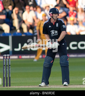 CARDIFF, Galles. 24-06-2010. L'Inghilterra del Paul Collingwood in azione durante la Natwest 2ND una giornata internazionale della partita di cricket Foto Stock