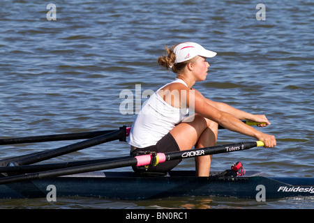 Una giovane donna vogatore a noi il canottaggio Campionato Nazionale di regata a Mercer County Park New Jersey. Il lago di Mercer. Foto Stock