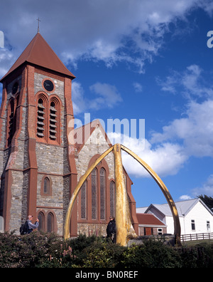 La cattedrale di Christchurch con un arco Whalebone in primo piano, Port Stanley nelle isole Falkland, UK. Foto Stock