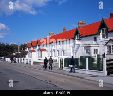 Bianche case a schiera lungo il lungomare, Port Stanley nelle isole Falkland, UK. Foto Stock