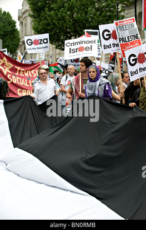 I partecipanti marzo durante una manifestazione contro il blocco israeliano della Striscia di Gaza nel 2010 Foto Stock