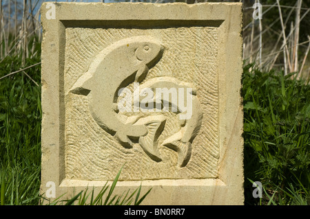 Pietra scolpita segnavia su un sentiero vicino al villaggio di Wray, vicino a Lancaster, England, Regno Unito Foto Stock