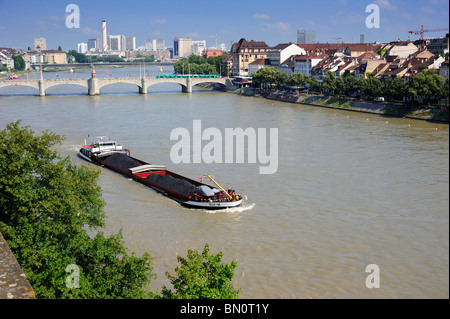 Un olandese del carbone barge risalendo il Reno a Basilea, Svizzera Foto Stock