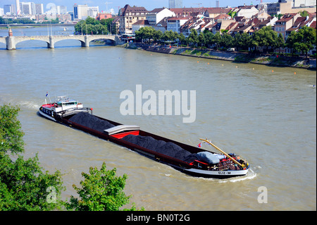 Un olandese del carbone barge risalendo il Reno a Basilea, Svizzera Foto Stock