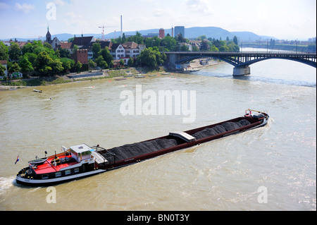 Un olandese del carbone barge risalendo il Reno a Basilea, Svizzera Foto Stock