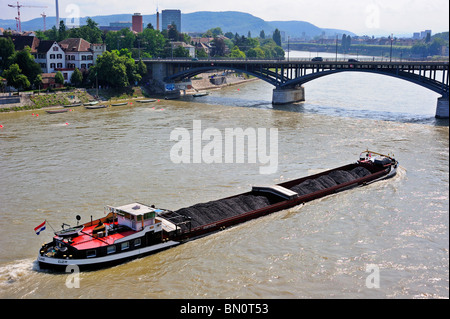 Un olandese del carbone barge risalendo il Reno a Basilea, Svizzera Foto Stock