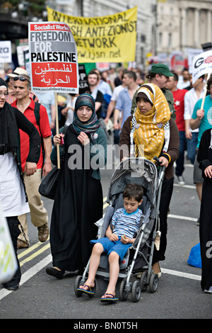 Due donne abbigliate in costumi islamici in corrispondenza di una dimostrazione contro il blocco israeliano della Striscia di Gaza Foto Stock