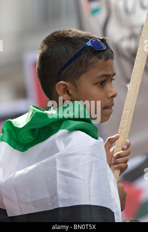 Ragazzo giovane a Londra una manifestazione contro il blocco israeliano della Striscia di Gaza Foto Stock