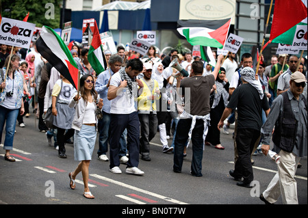 I partecipanti marzo durante una manifestazione contro il blocco israeliano della Striscia di Gaza nel 2010 Foto Stock