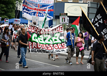 I partecipanti marzo durante una manifestazione contro il blocco israeliano della Striscia di Gaza nel 2010 Foto Stock