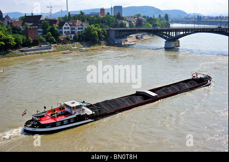 Un olandese del carbone barge risalendo il Reno a Basilea, Svizzera Foto Stock