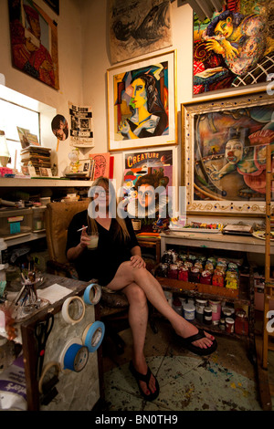 Jett Jackson nel suo studio di Santa Fe Colony Art Open House, Los Angeles, California, Stati Uniti d'America Foto Stock