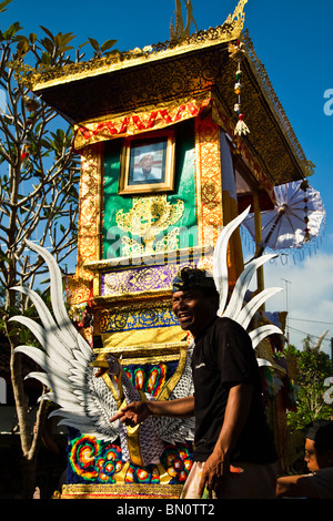 In stile Balinese sono sepolti dopo un periodo di tempo che può superare un mese in modo che la cerimonia di cremazione è sul giorno fausto Foto Stock