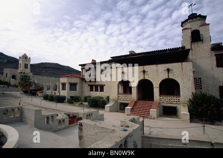 Basso angolo vista di uno stile spagnolo Mansion, Scotty's Castle, Death Valley California Foto Stock