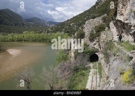 Fiume Nestos, area protetta 'Meanders del fiume Nestos', treno tunnel, Grecia del Nord Foto Stock