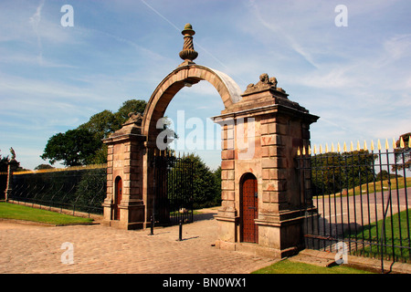 Inghilterra, Cheshire, Stockport, High Lane, Lyme Park, la porta principale di accesso alla sala di Lyme Foto Stock