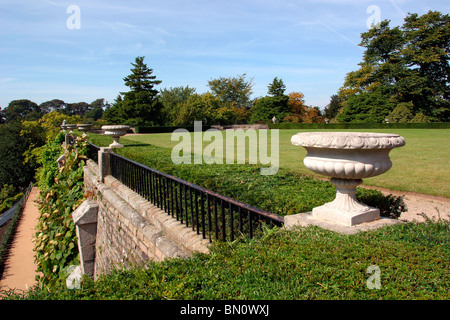 Inghilterra, Cheshire, Stockport, High Lane, Lyme Park, italianamente terrazza giardino Foto Stock