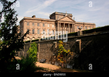 Inghilterra, Cheshire, Stockport, High Lane, Lyme Park, Lyme Hall dal giardino all'italiana Foto Stock