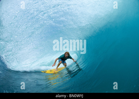 Surfer nel tubo della grande onda Foto Stock