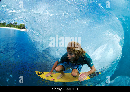 Surfer nel tubo della grande onda Foto Stock