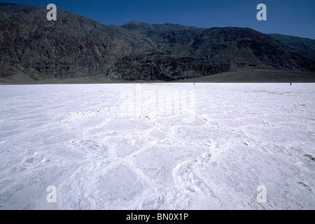 La gente che camminava su un lago salato, bacino Badwater, Death Valley, California Foto Stock