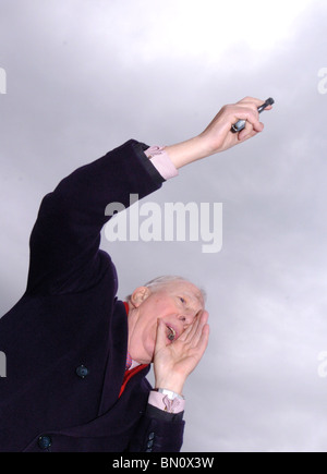 Sir Roger Bannister Gilbert, CBE a harrow gli sport di terra Foto Stock