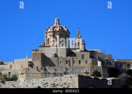 Una vista delle mura e le torri della Cattedrale di Co della antica città di Mdina, Malta Foto Stock