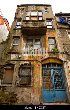 Il vecchio edificio abbandonato in un centro della città Foto Stock