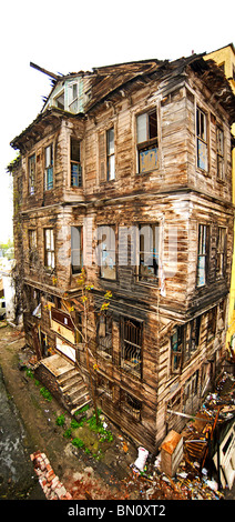 Abbandonato il vecchio edificio di legno in un centro della città Foto Stock