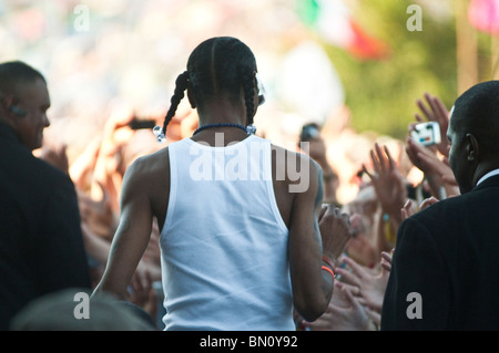 Snoop Dogg salta in fossa per salutare la folla a Glastonbury Festival musicali, Inghilterra, Regno Unito, 2010 Foto Stock