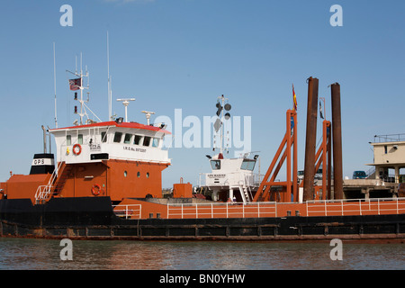 Draga operanti nel Porto di Ramsgate Foto Stock