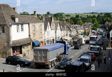 La congestione del traffico in Cotswolds città di Burford Oxfordshire autocarro di trasporto lungo il tragitto attraverso la stretta strada principale Foto Stock