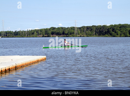 Un giovane maschio vogatore a noi il canottaggio Campionato Nazionale di regata a Mercer County Park New Jersey. Il lago di Mercer. Foto Stock