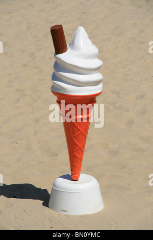 Il gigante di plastica cono gelato weymouth beach England Regno unito Gb Foto Stock