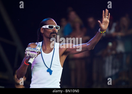 Snoop Dogg con la folla, Glastonbury 2010 Foto Stock