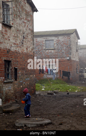 Giovane ragazzo giocando, Langa township, Città del Capo Foto Stock