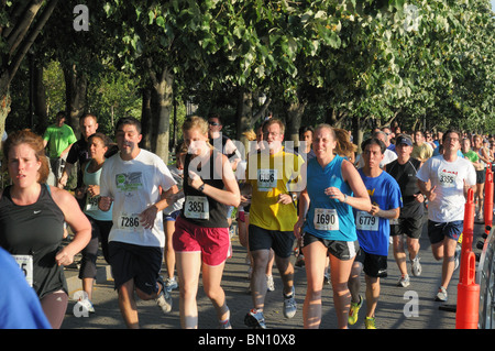 Un American Heart Association fund raising gara ha attirato migliaia di guide su un caldo giorno d'estate in Manhattan. Foto Stock