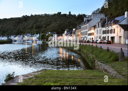 Le luci della sera sul Fiume L'Aulne a Port Launay, vicino a Chateaulin, Bretagna Francia Foto Stock