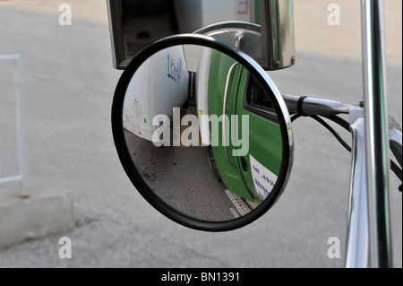 Mirror su un semirimorchio trattore carrello Foto Stock