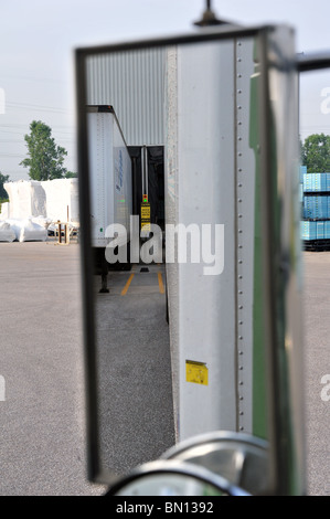 Mirror su un semirimorchio trattore carrello Foto Stock
