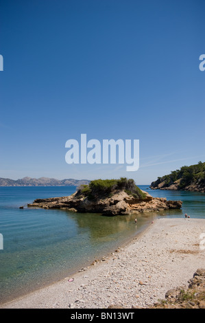 Una bellissima spiaggia vuota sul lato sud della baia di Pollenca ( Pollensa ) vicino a l'Eremo de la Victoria, Mallorca. Foto Stock