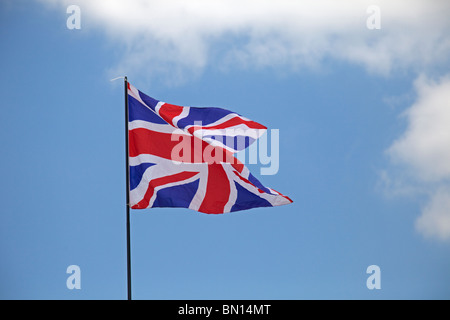 Union Jack flag battenti in leggera brezza contro il cielo blu UK Foto Stock