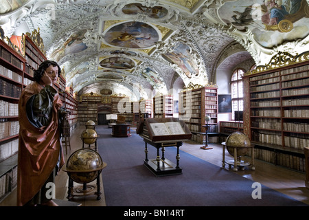 Strahov Sala Teologica - originale armadi in stile barocco, Praga Foto Stock
