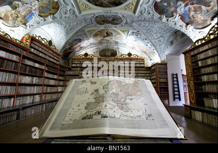 Strahov Sala Teologica - originale armadi in stile barocco, Praga Foto Stock