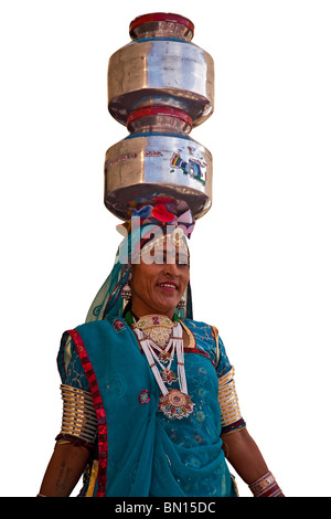 Rajasthani ballerino Bhavai con due vasi di metallo sul suo capo, isolato su bianco. Glasgow Mela 2010. Foto Stock